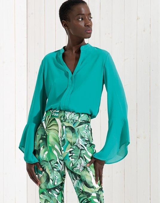 Blusa in georgette con manica a campana