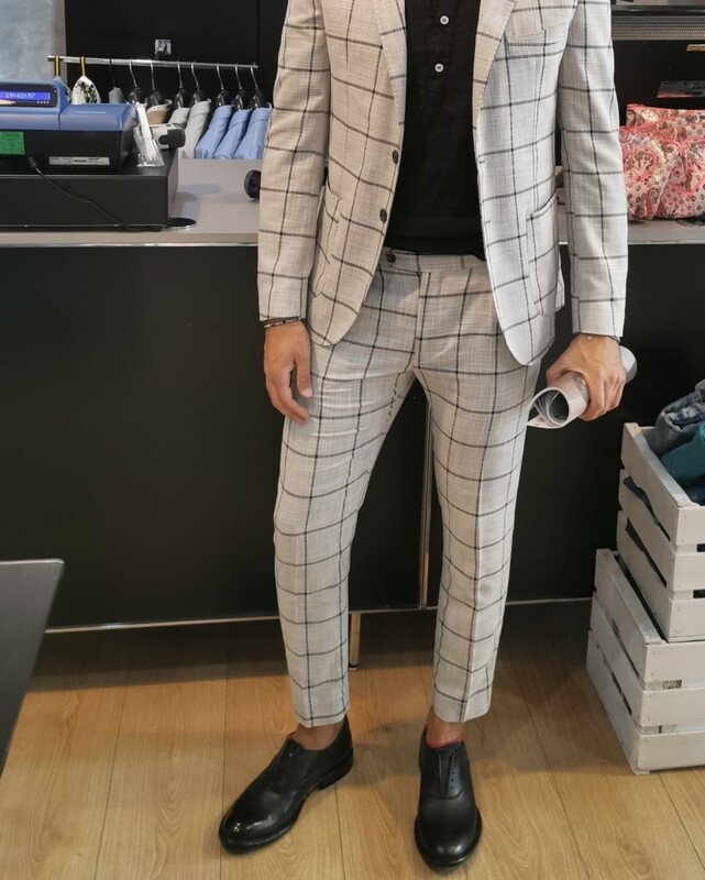 Completo a quadri Exibit