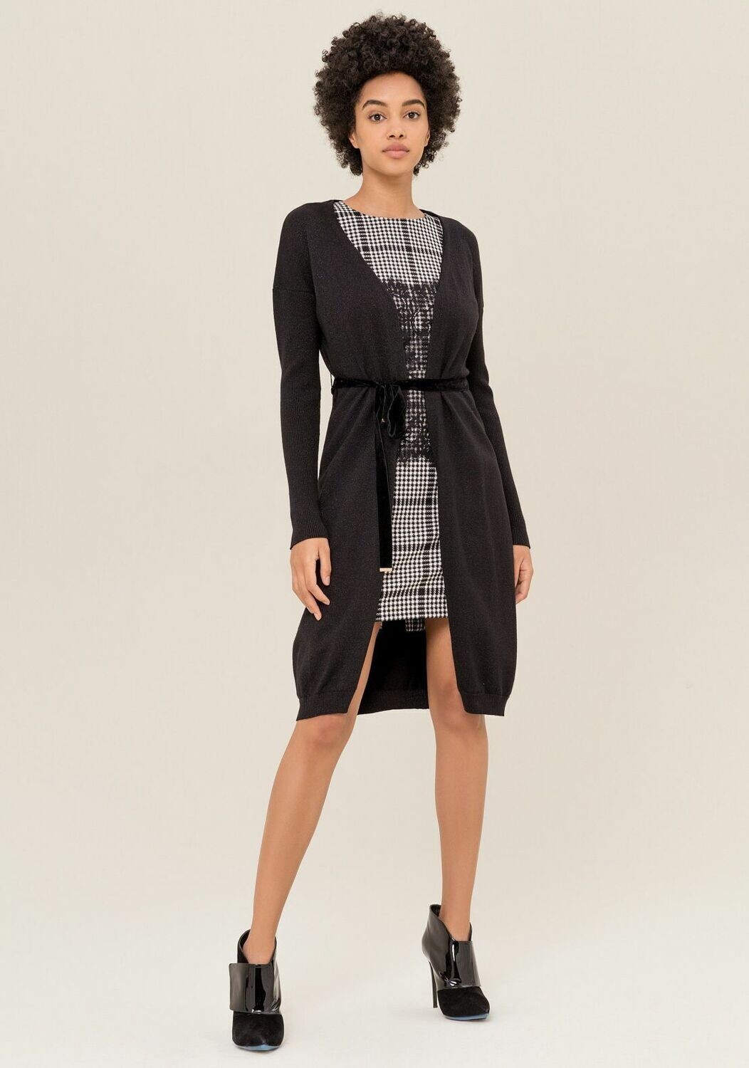 Cardigan lungo con cintura.