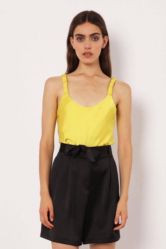 Canotta in raso con spalline arriciate