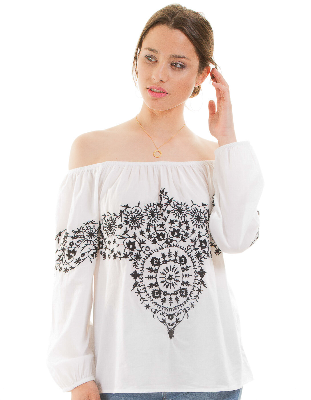 Blusa con ricami e scollo a barca