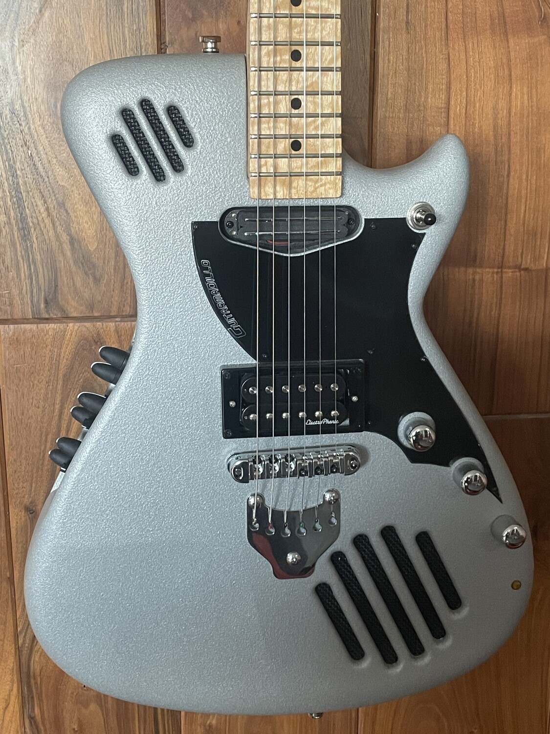 Guitarmadillo - Standard Silver with Roasted Maple neck