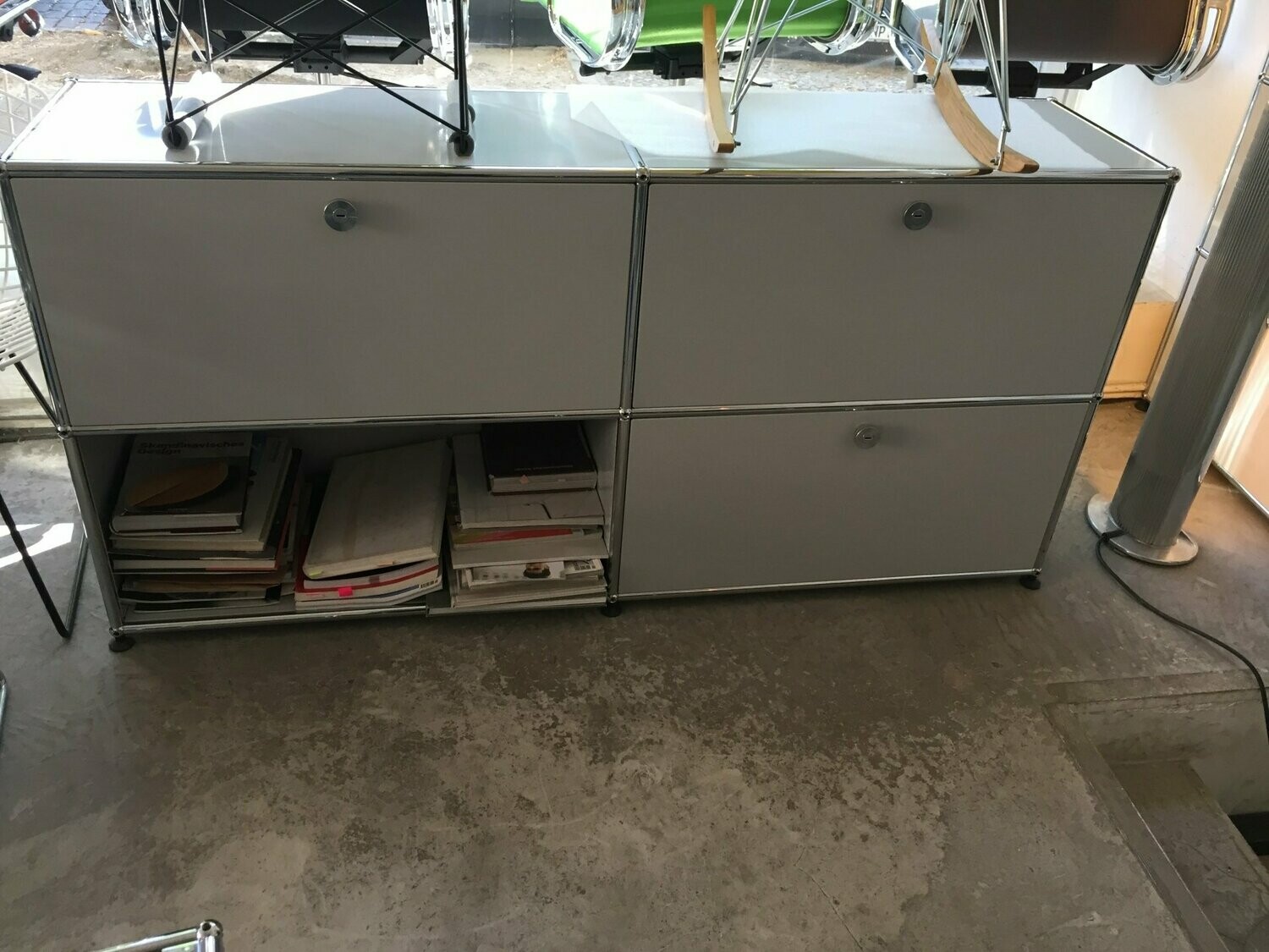 USM Haller Sideboard 2 Breit / 2 Hoch / 3Klapptüren, lichtgrau