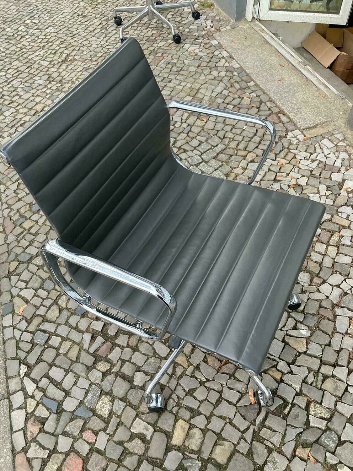 EA 117 Aluminium Chair Leder