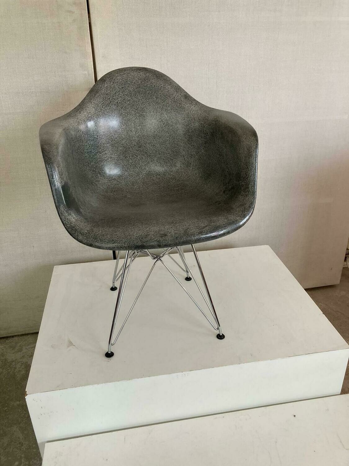 DAR Original Eames Fiberglas Arm Chair elephant hide grey