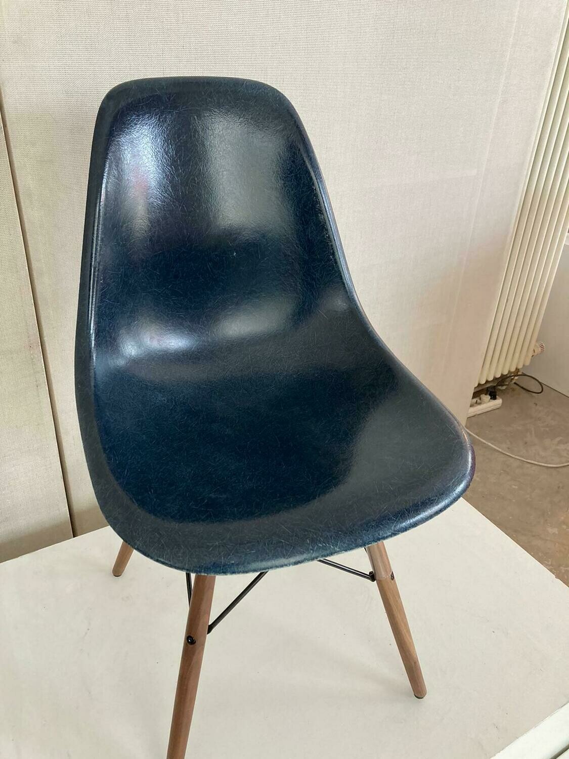 DSW Original Eames Fiberglas Side Chair navy blue