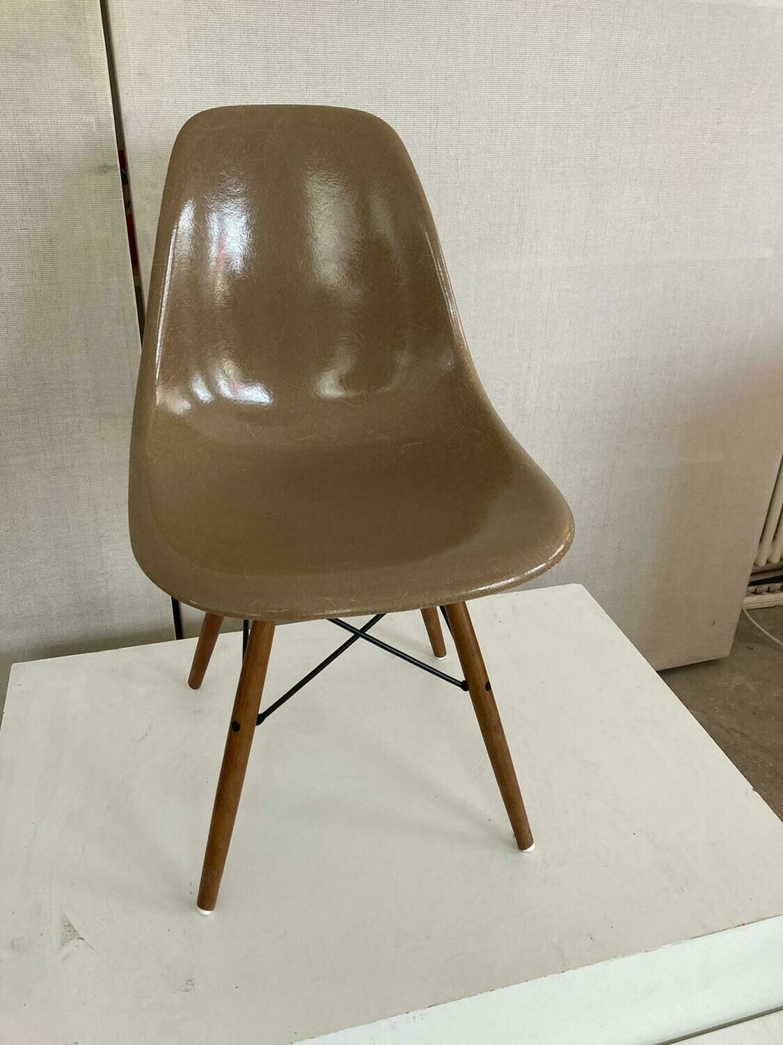 DSW Original Eames Fiberglas Side Chair tan