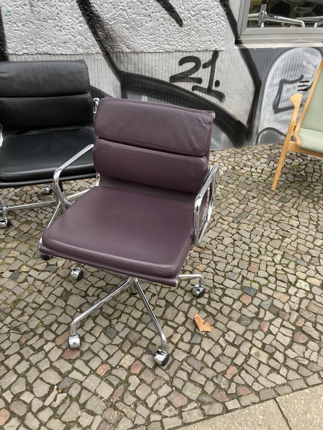 Soft Pad Chair EA 217 Eames Vitra pflaume
