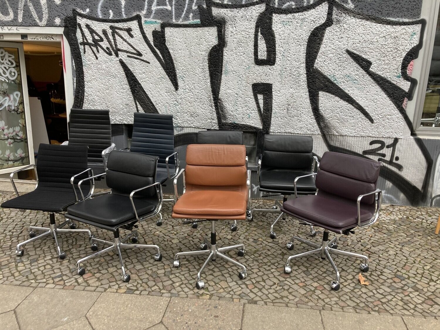 Soft Pad Chair EA 217 Eames Vitra cognac