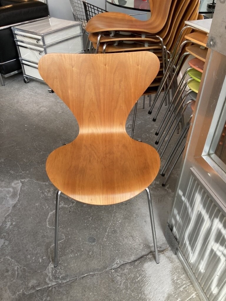 Fritz Hansen Serie 7: 3107 Stuhl Arne Jacobsen