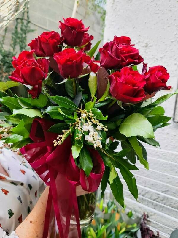 Romantic Roses in Glamorous Gift Wrapping