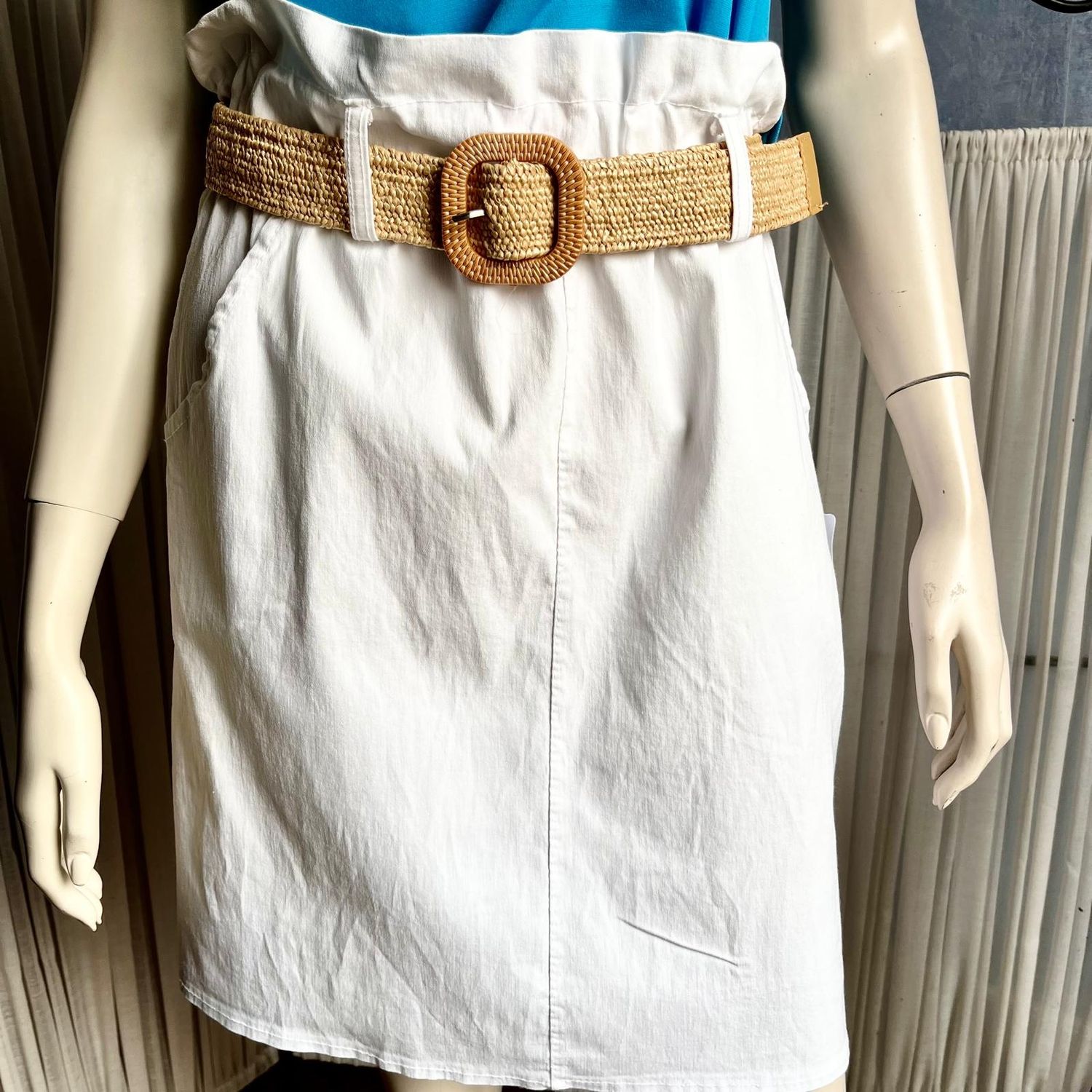 Jupe taille élastique avec poche et ceinture blanche