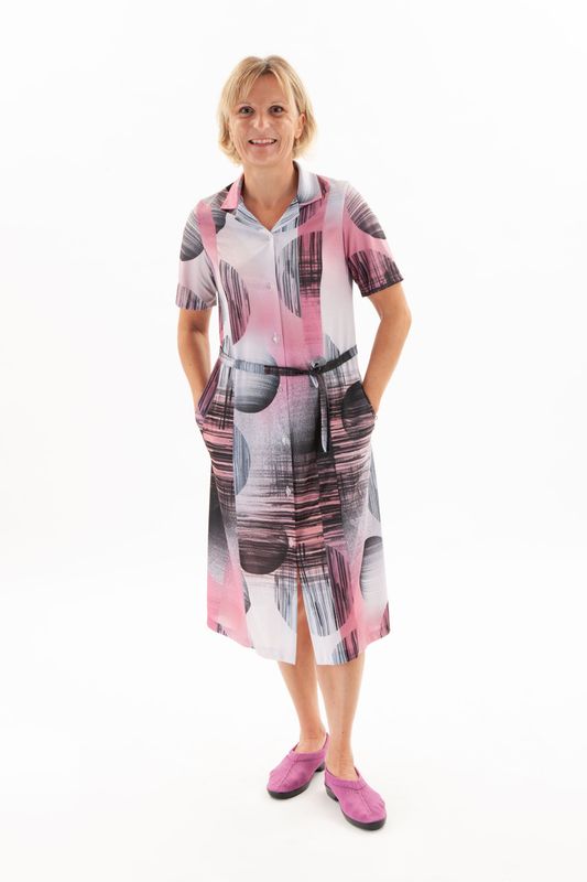 Robe manches courtes fond rose