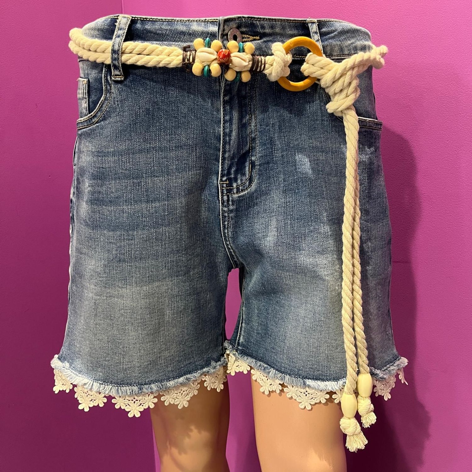 Short en jean avec ceinture coquillage