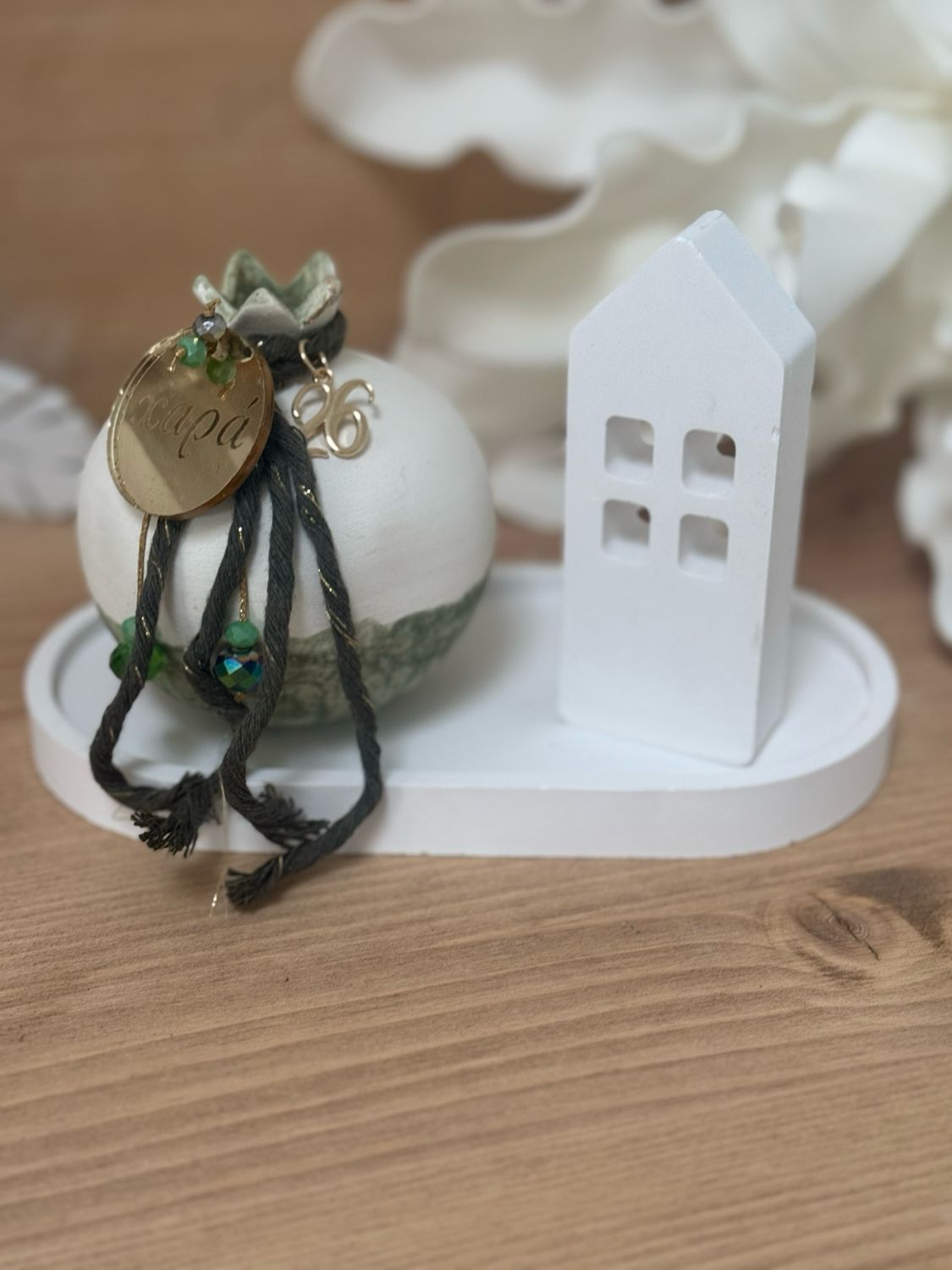 Set Granatapfel aus weißem Ton handgemalt im mit gegossenem Tablett und Häuschen oder Elch aus Keramikpulver