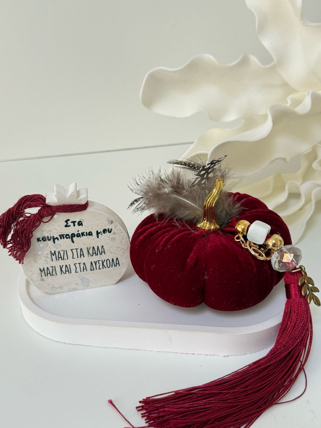 Granatapfel mit Tablett und Dekohaus