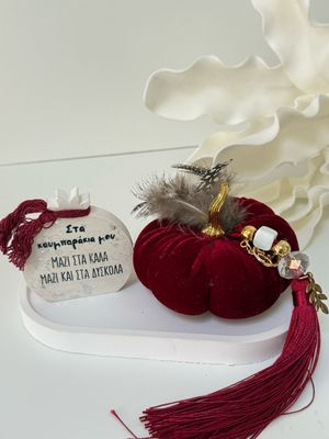 Granatapfel mit Tablett und Dekohaus