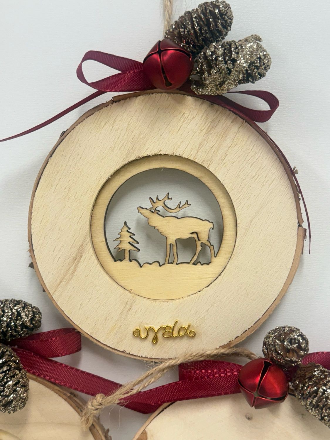 Weihnachtsornamente aus Naturholz