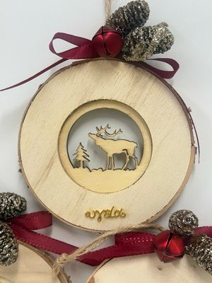 Weihnachtsornamente aus Naturholz