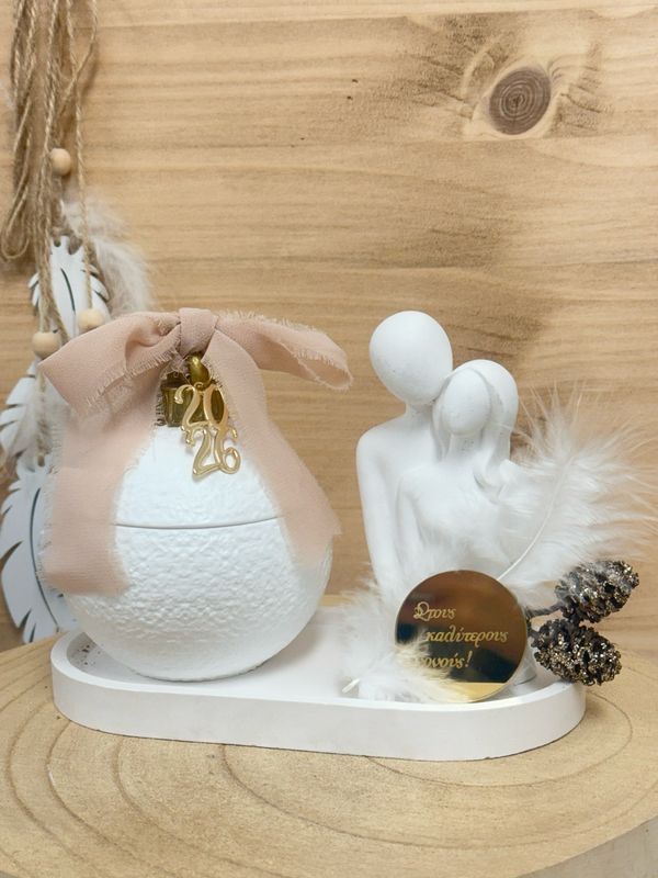 Weihnachtskugel mit Sojakerze + Paarfigur auf Tablett