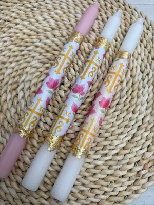 Osterkerze mit Blattgold und rosa Blumen Osterkerze mit Blattgold und rosa Blumen