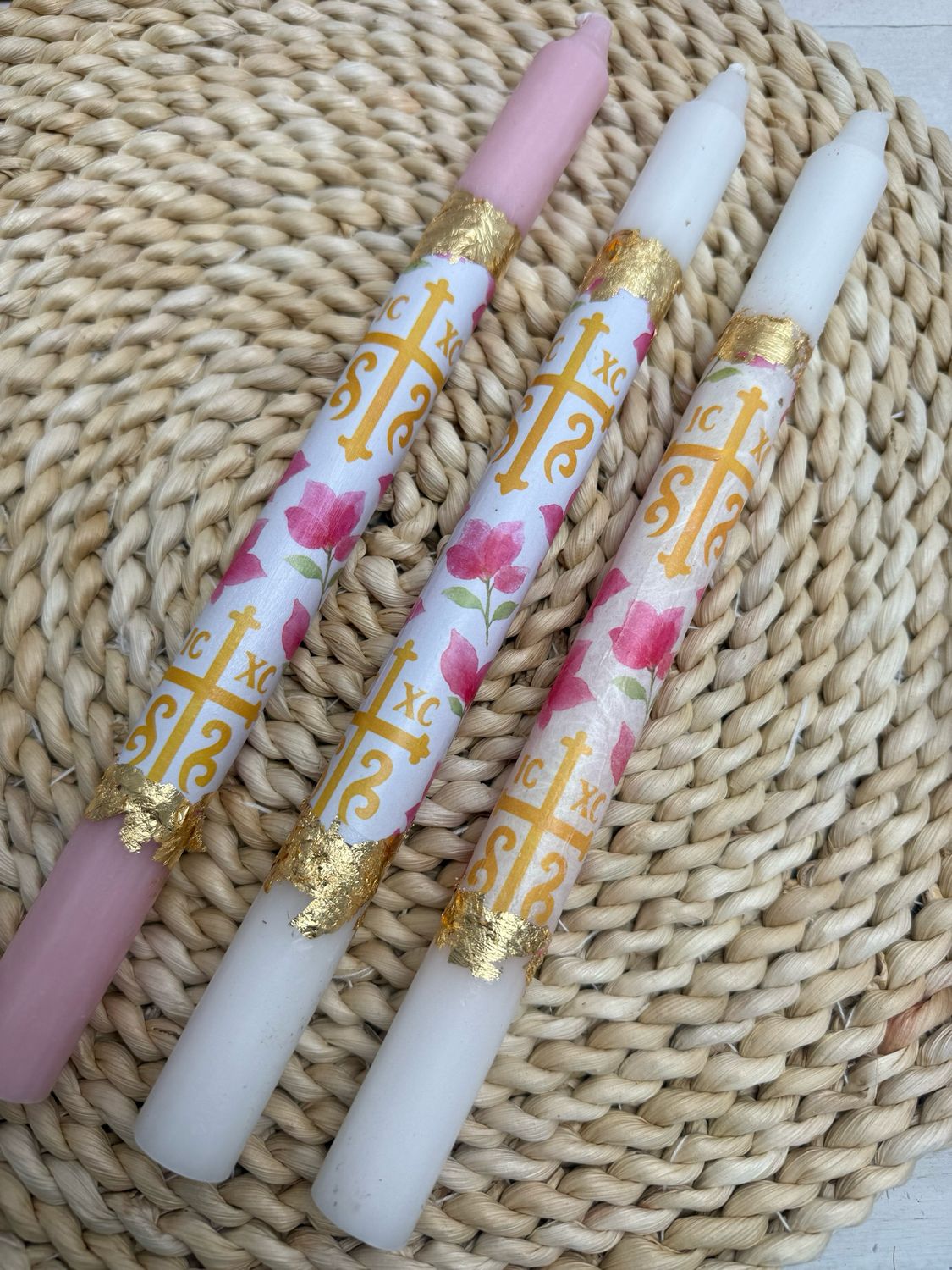 Osterkerze mit Blattgold und rosa Blumen Osterkerze mit Blattgold und rosa Blumen