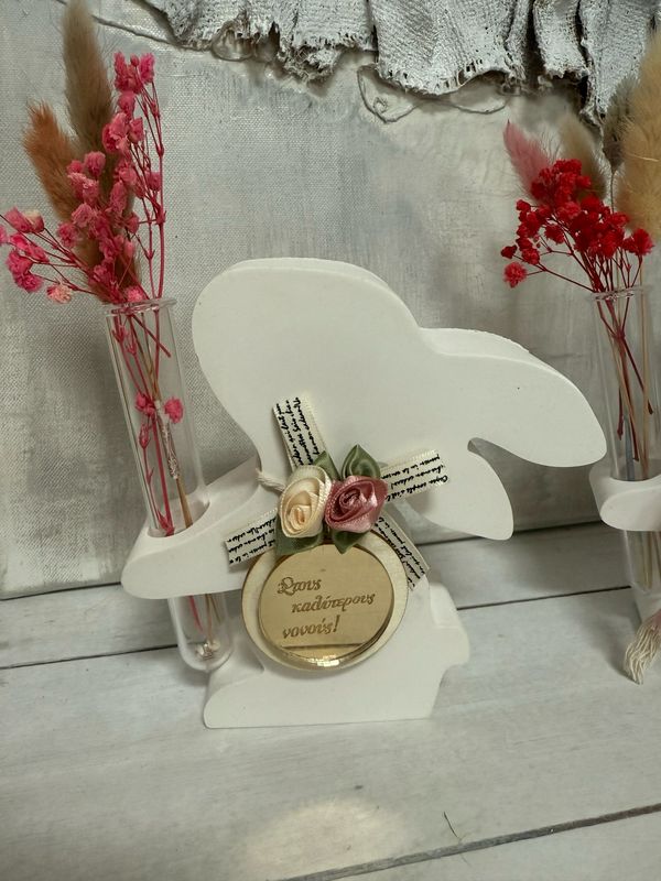 Osterhase mit Reagenzglas, getrockneten Blüten