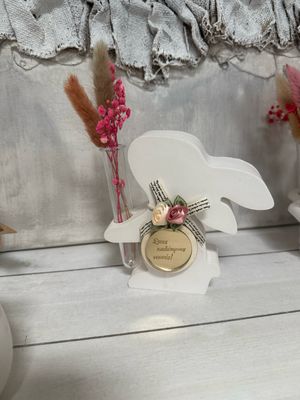Osterhase mit Reagenzglas, getrockneten Blüten