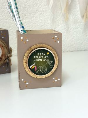 Stiftehalter aus Holz für Schülerin