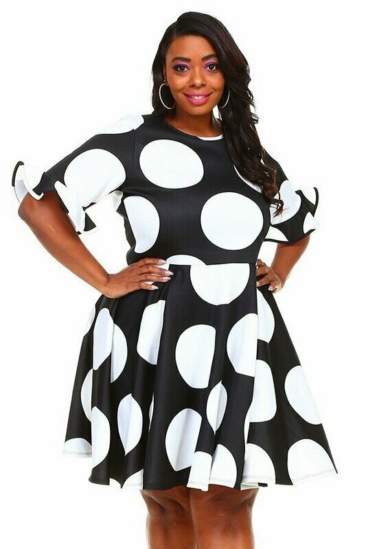 POLKADOT midi dress in a fit and flare style, with short ruffle sleeves, a round neck, and pleats. TECHNO 4x5x6x