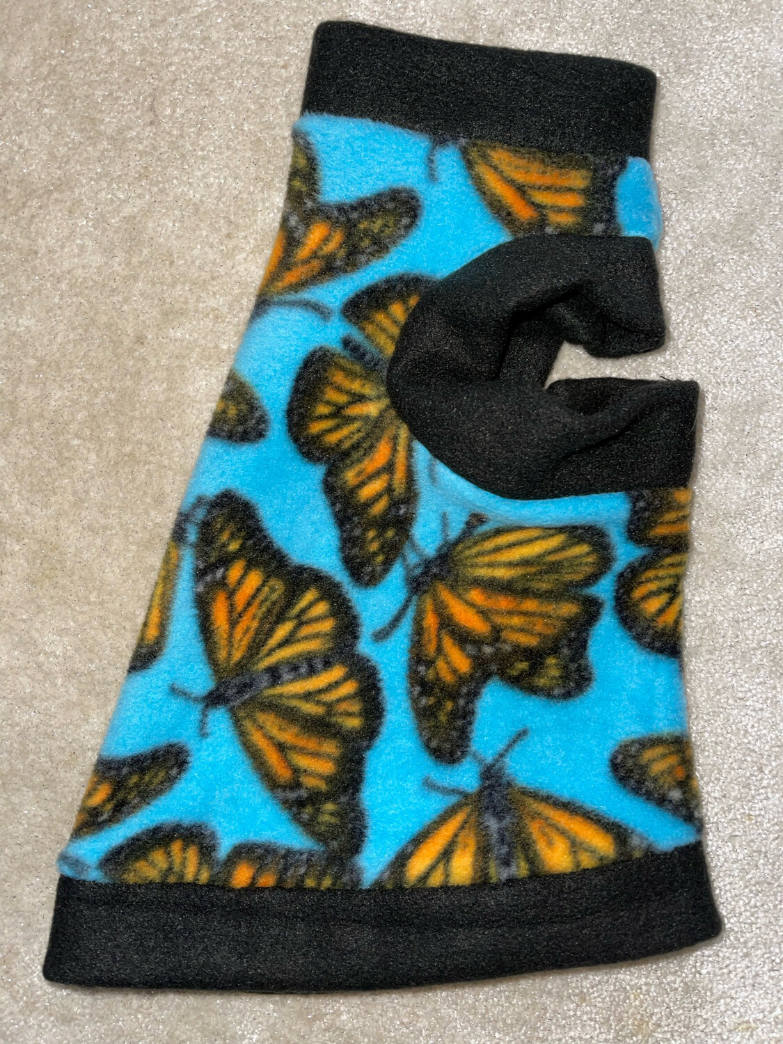 The Monarchy, Size and style: Large with all black trim