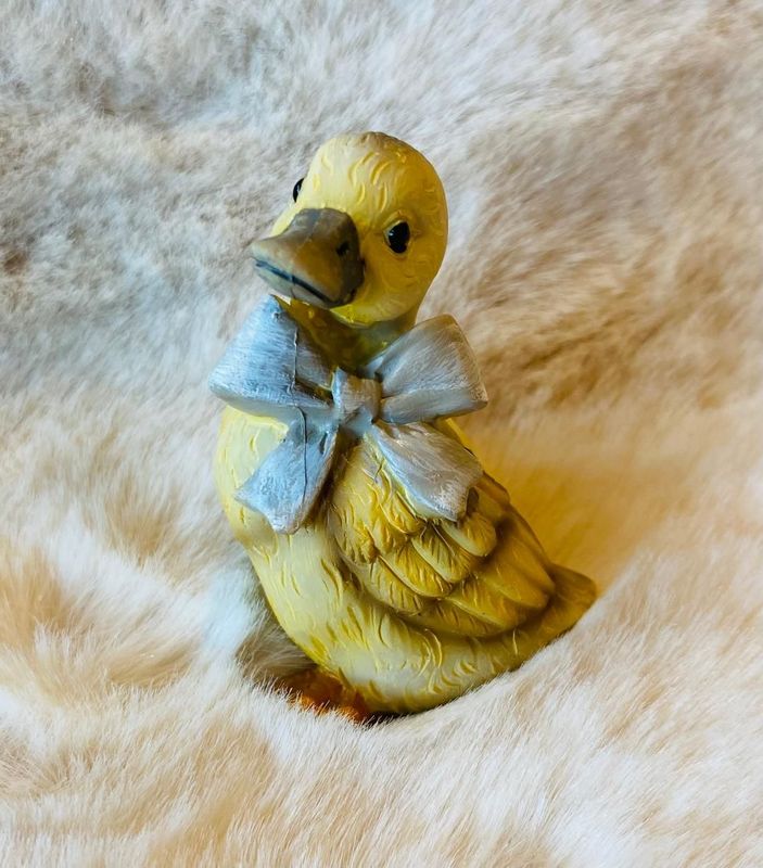 Resin 'Chick' Ornament (A)