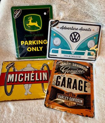 Plaques/Signs