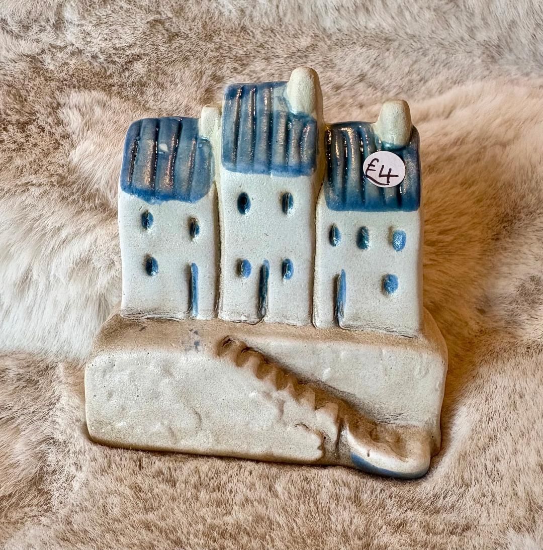 'Trio Harbour House' Scene