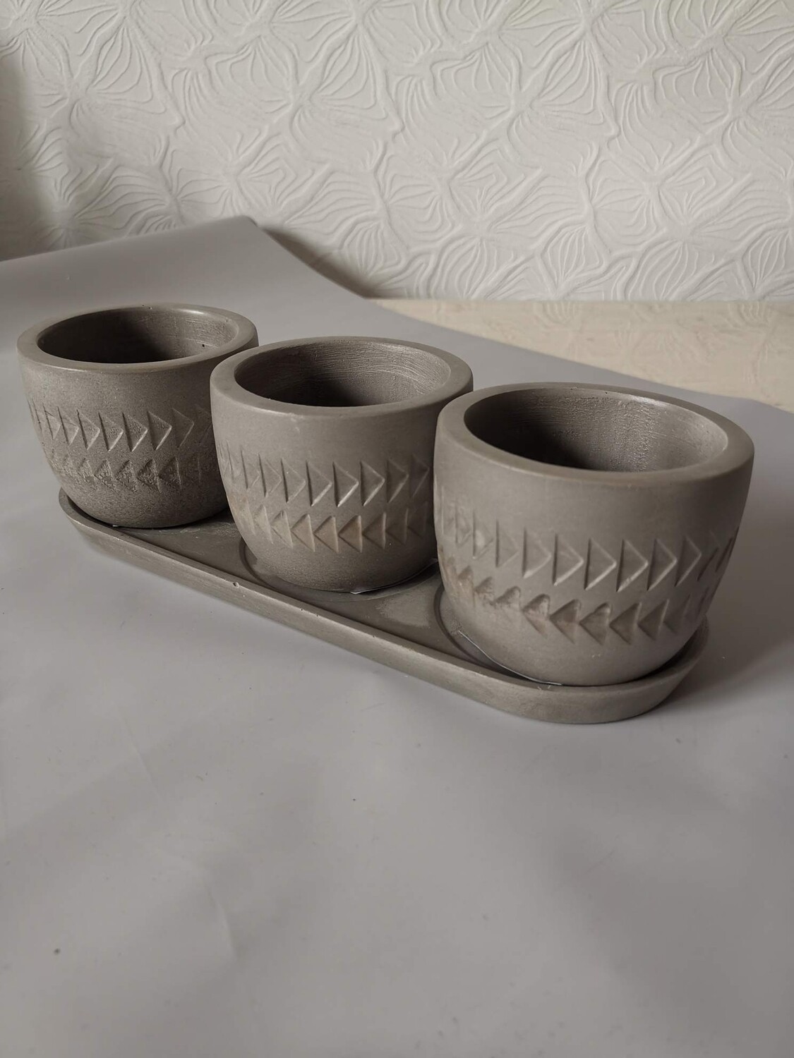Set of gray plaster pots with a pallet 3pcs
