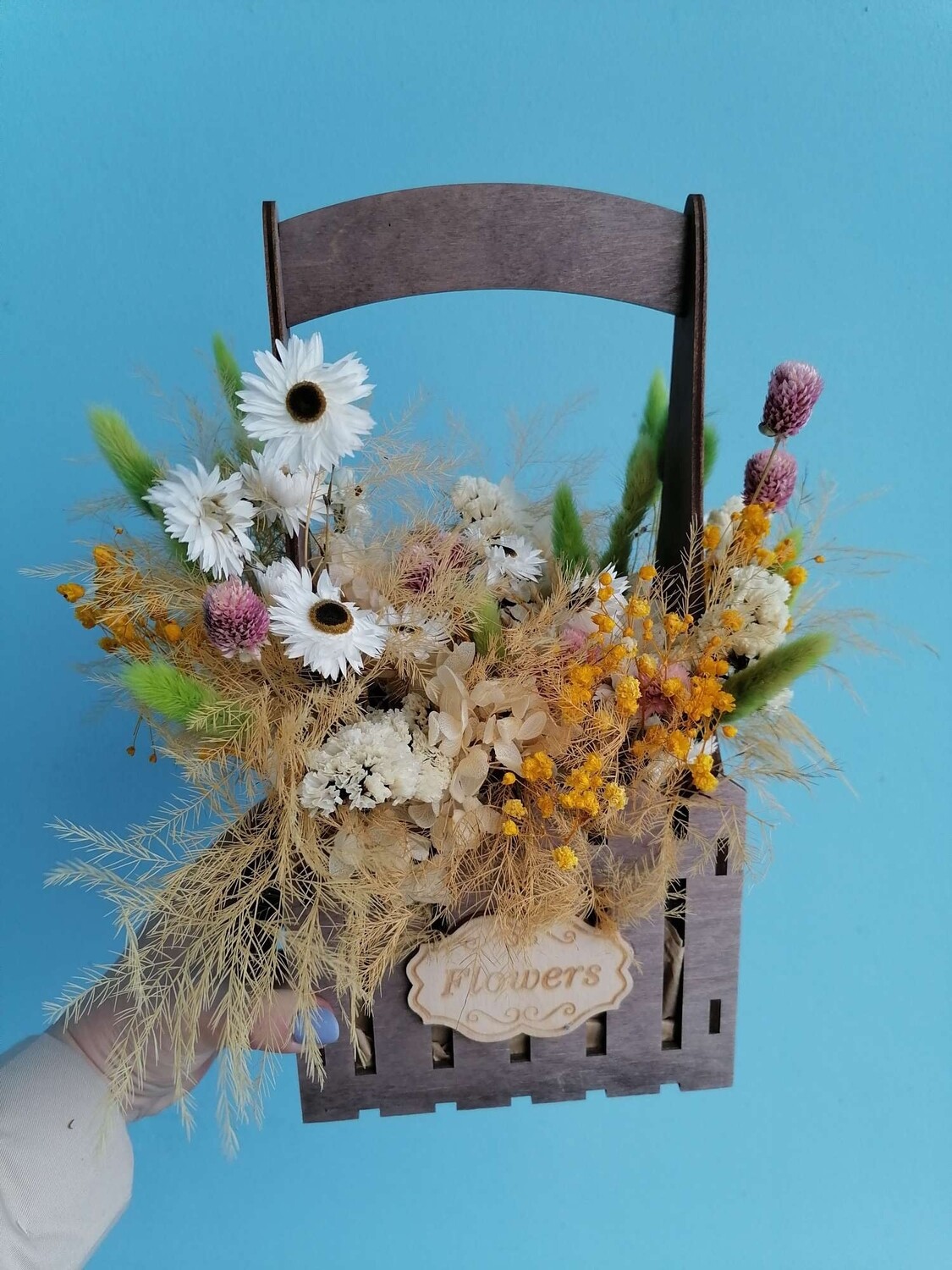Ящик с сухоцветами и стабилизированными цветами весна