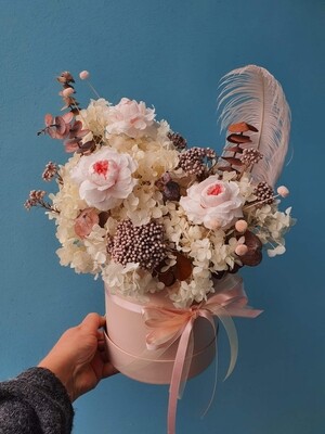 Composition of hydrangeas in a hat box Affectionate Whisper