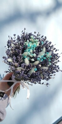 Букет из лаванды с сухоцветами голубой