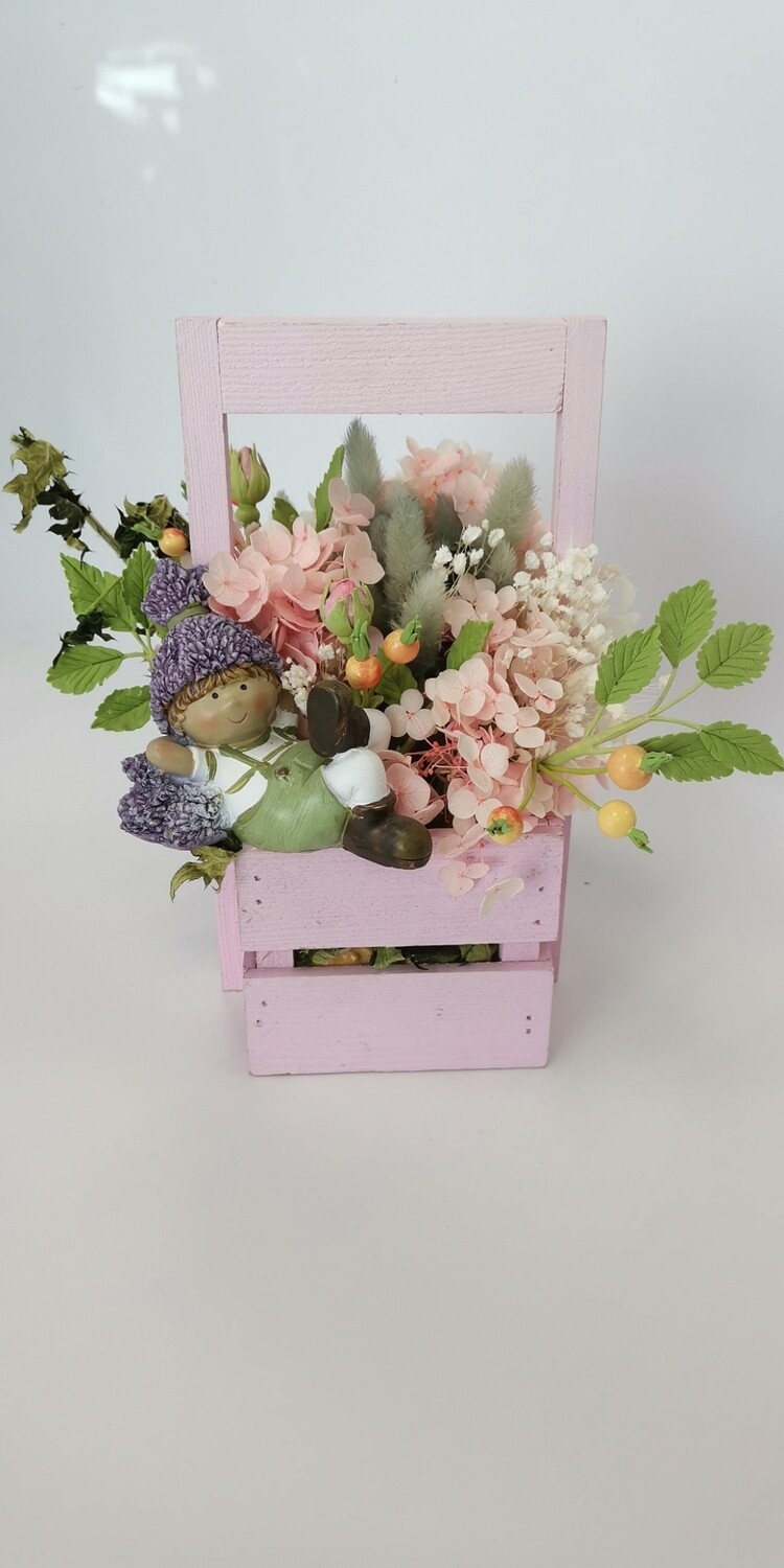 Композиция Садовник в шиповнике из сухоцветов и цветов ручной работы