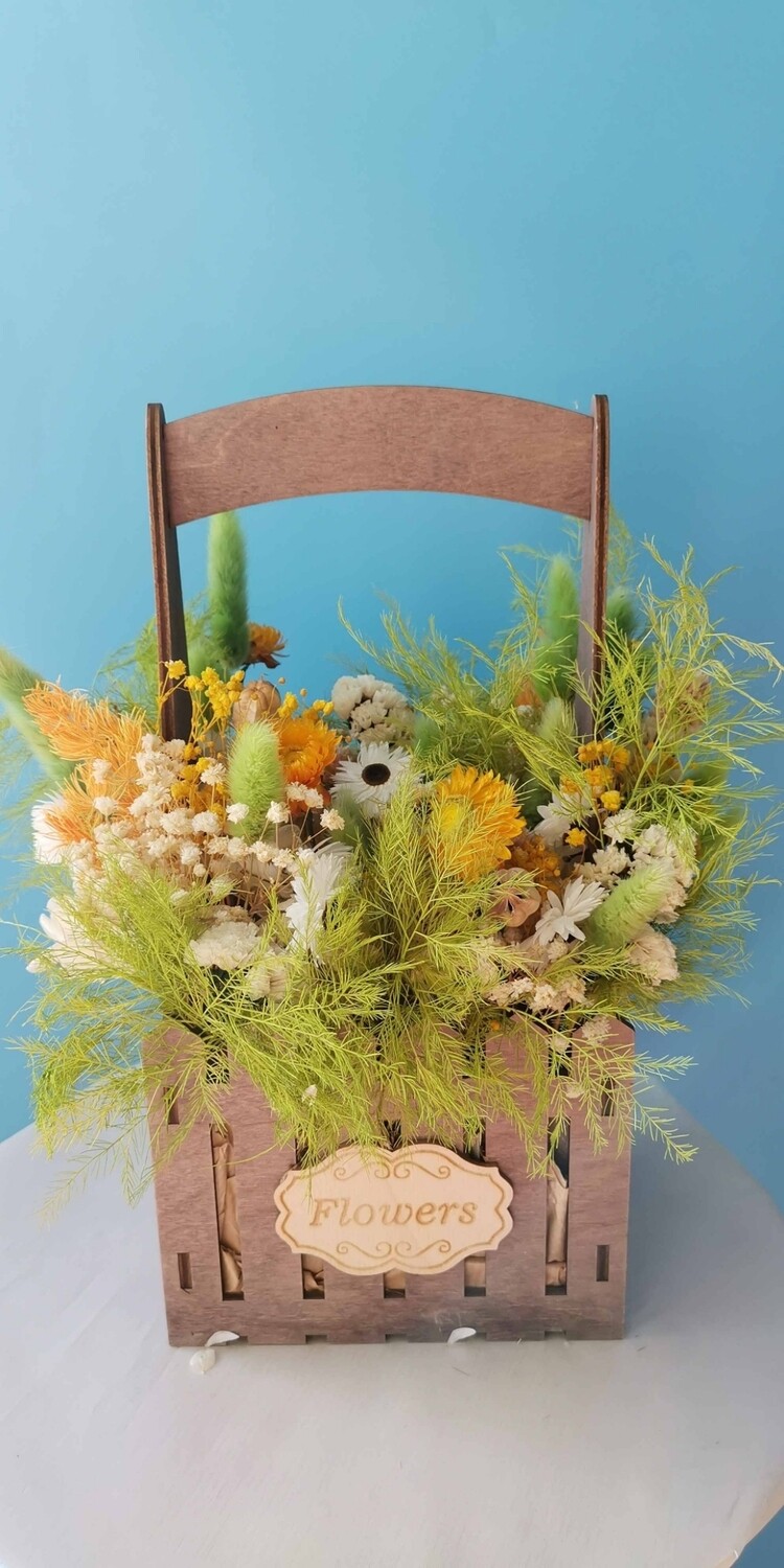 Композиция Ящик с сухоцветами и стабилизированными цветами весна