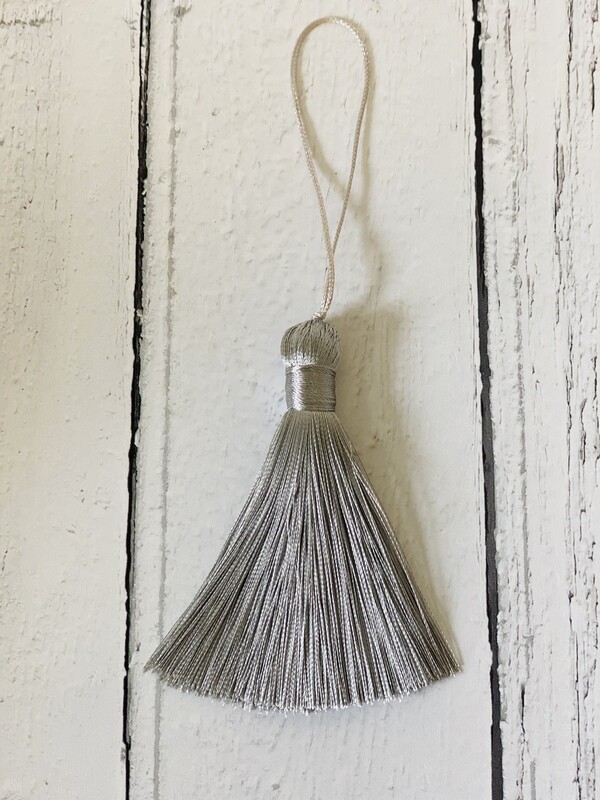 Tassel - Silver Silk