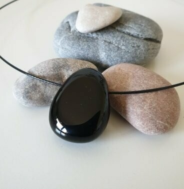 Tour de cou rigide onyx noire galet