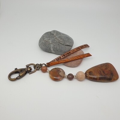 Porte-clés ou bijou de sac bois pétrifié 