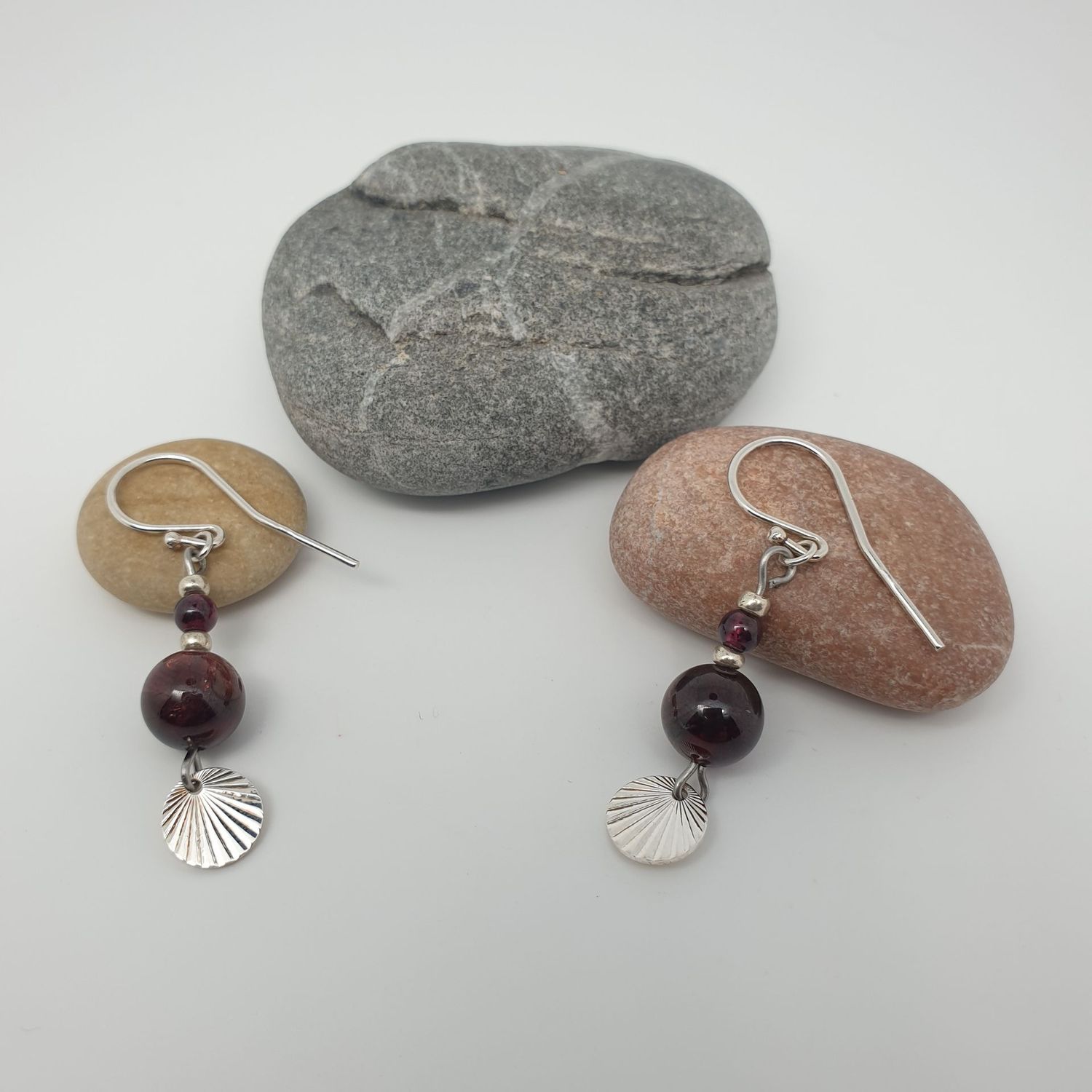 Boucles grenat coquillage