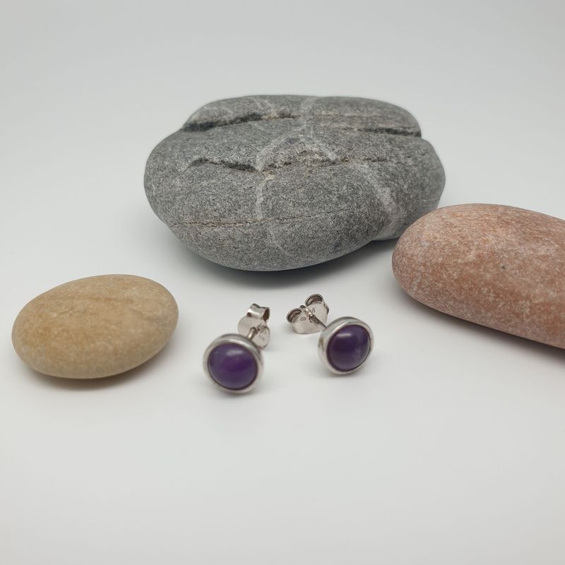 Boucles clous améthyste sertie