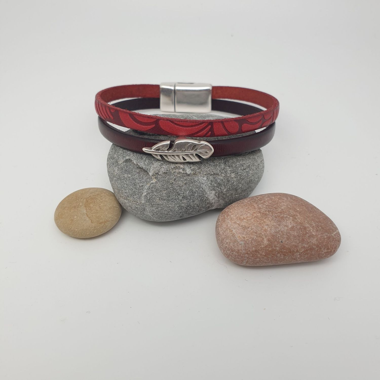 Bracelet cuir rouge plume