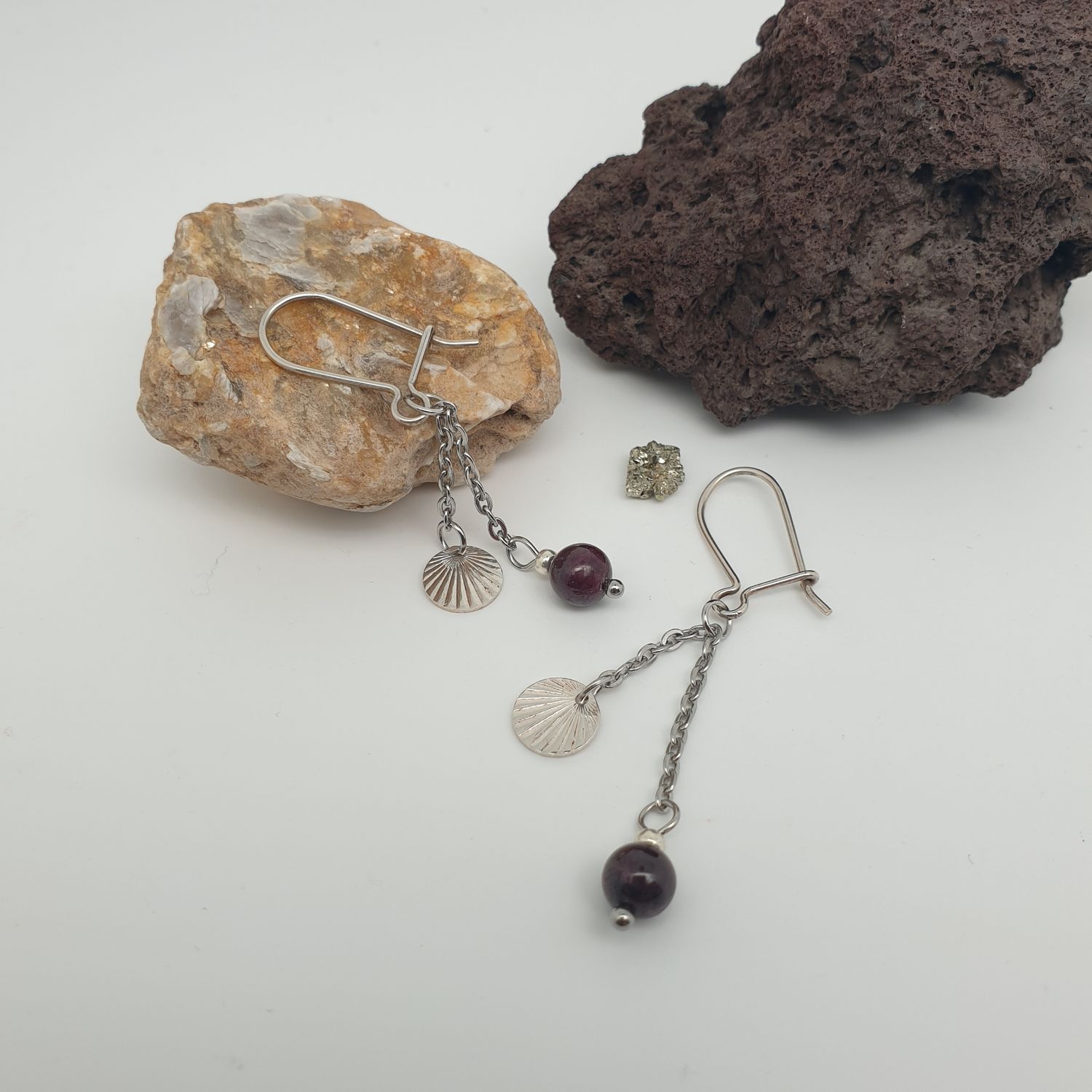 Boucles grenat coquillage Boucles grenat coquillage