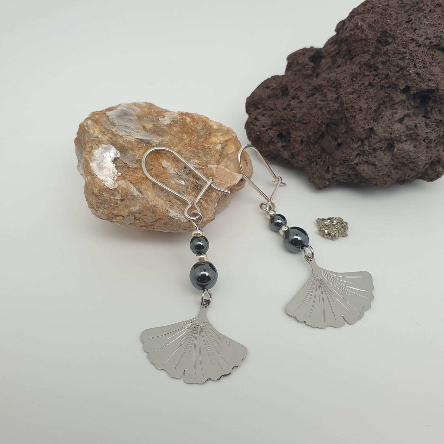 Boucles hématite ginkgo Boucles hématite ginkgo