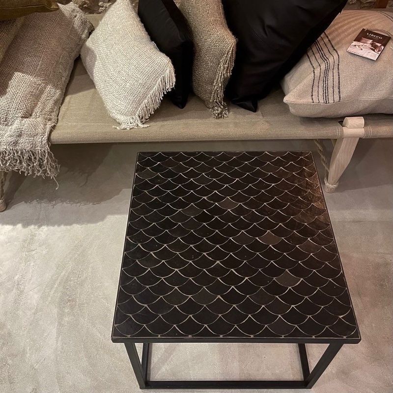 Mesa Zellige escamas negro desde