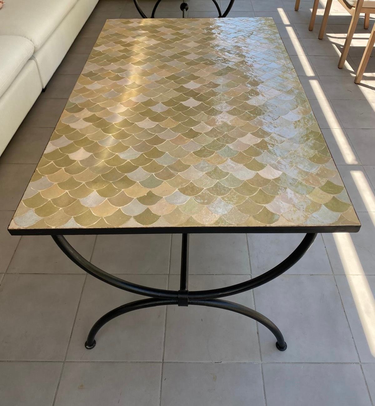 Mesa  Zellige beige escamas desde